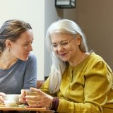 Les jeunes adultes sont moins optimistes que leurs aînés (image d'illustration). KEYSTONE/CHRISTOF SCHUERPF